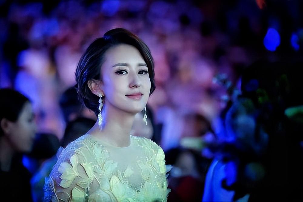 回顾央视主播张蕾34岁嫁生意人婚后生一子直言对儿子有愧疚