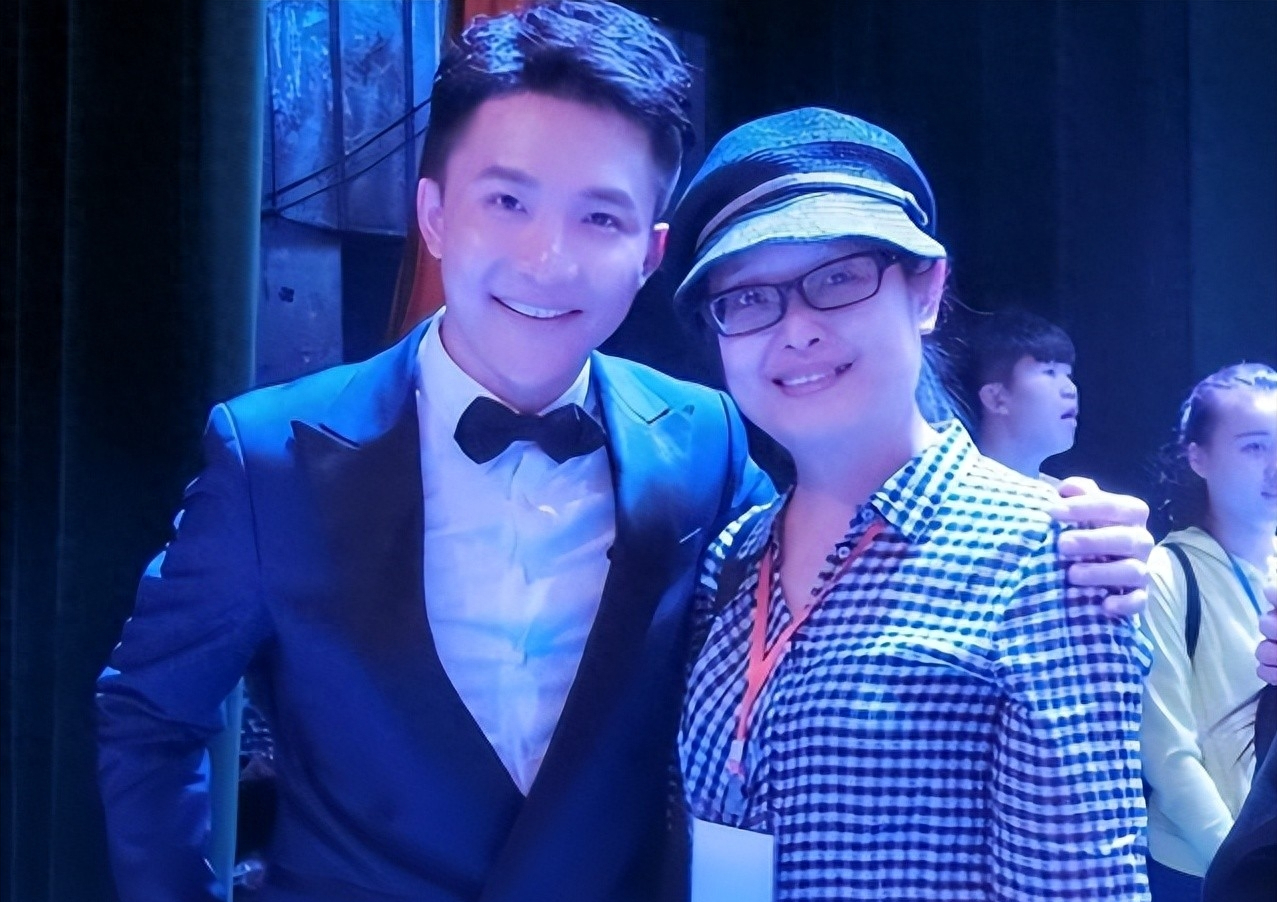 回顾央视主持32岁前途无量为何和母亲通话后从8楼跳下