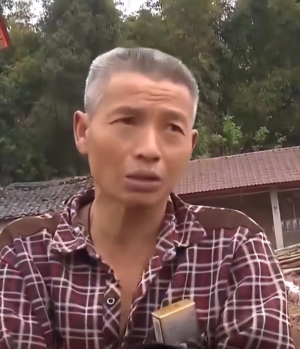 "民警分头包抄,边喊边控制住一对正在用餐的母子,将手铐扣在二人身上.