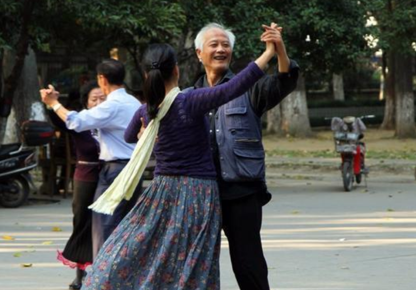 两个老人尬舞表情包图片