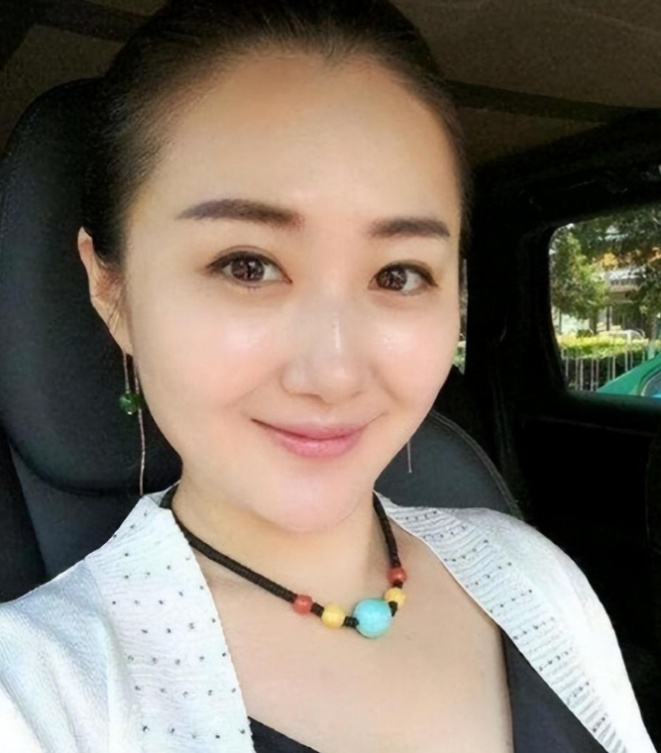 在宋小宝刚开始学习二人转的时候,他遇到了自己的第一任妻子:霍晓红