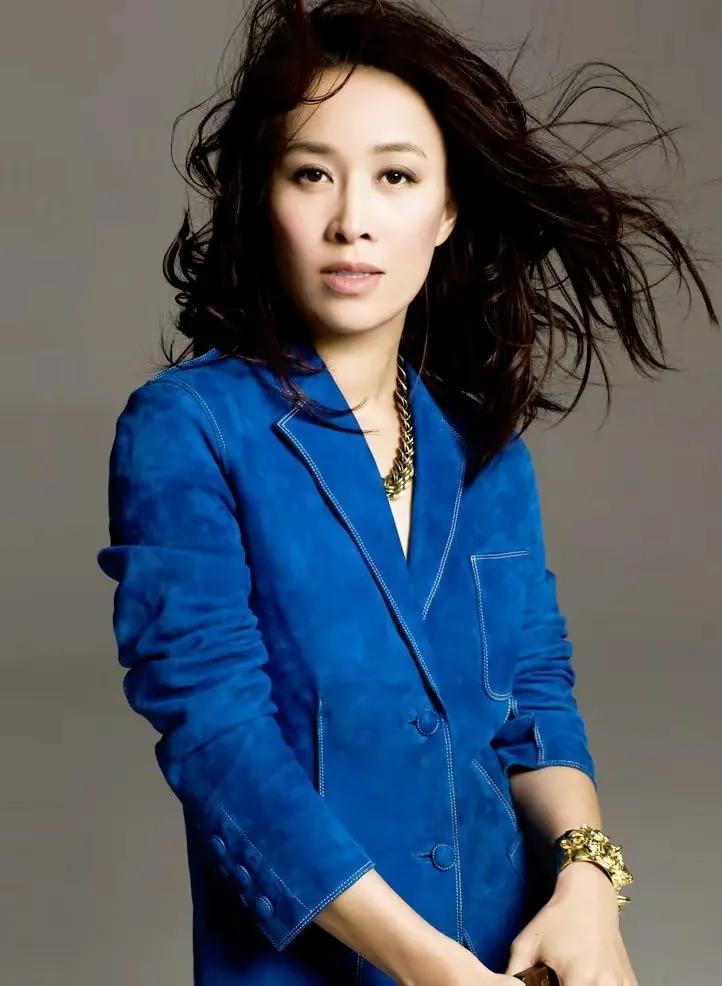 转》,《拥抱明天》,《白天不懂夜的黑》,《相约98》等金曲,成为一线女