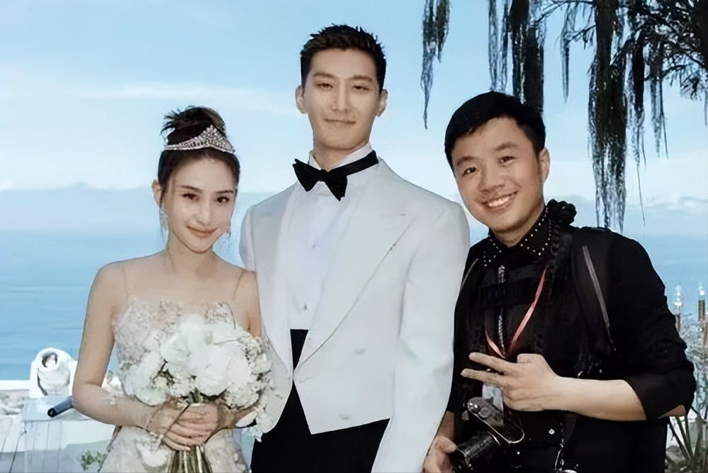 回顾窦骁何超莲婚后合体亮相女方脸色比较差此前曾被传婚变