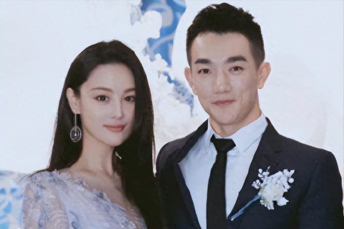 回顾张馨予夫妇恩爱游玩丽江何捷蹲地为老婆拍照女儿留在家