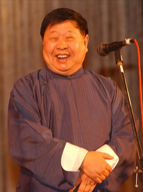 一次,马季路过西单,无意中走进一家茶社,里面正在举办相声专场.