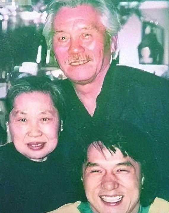 回顾成龙亲生女儿都不管不问他会帮助两个同父异母的哥哥吗