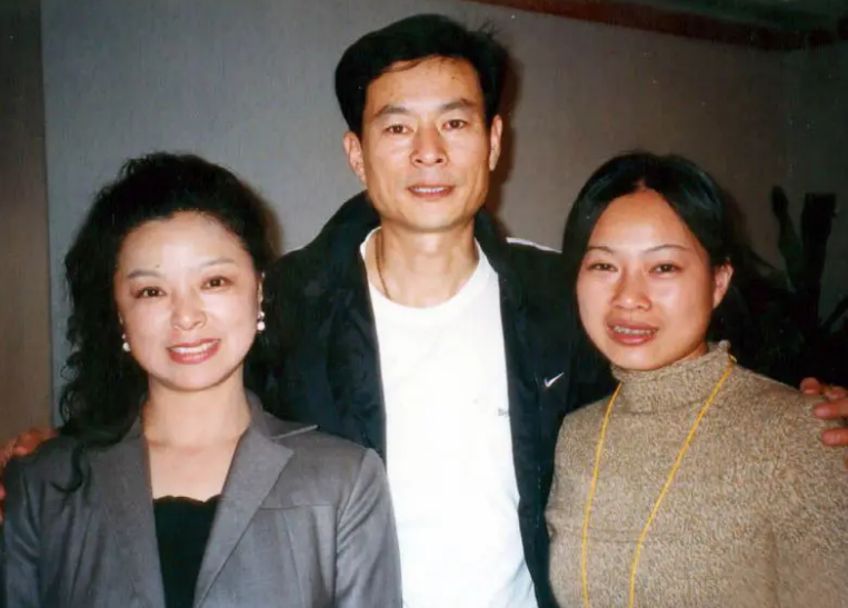 回顾演员方舒与相伴7年的丈夫离婚转身嫁小10岁屠洪刚她怎样了