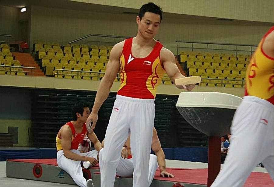 回顾体操冠军杨威08年奥运体操全能王现只能依赖呼吸机生活