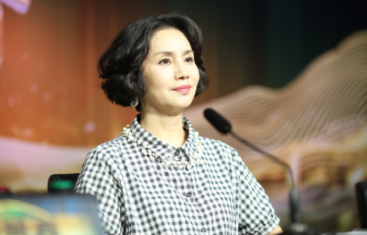 回顾央视主播徐俐带儿子再婚幸福儿子在结婚证上的留言让她泪目