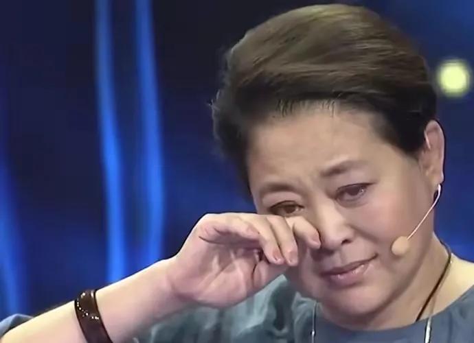 回顾倪萍一生五段感情三次婚姻用十年时间见证母爱的伟大