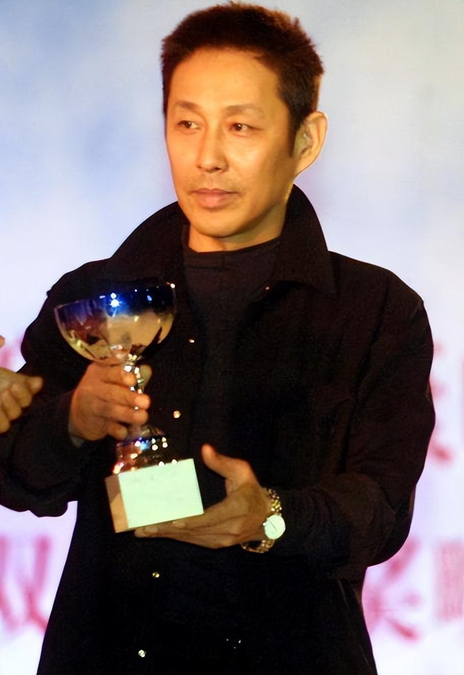回顾陈道明专耕于慈善事业对娱乐圈乱象零容忍让女儿成他骄傲