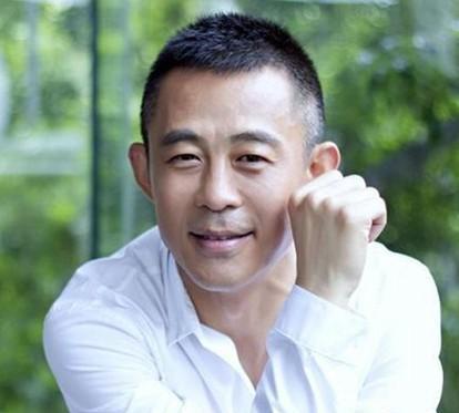 演员侯勇:一婚娶70后,二婚娶80后,三婚50岁竟娶了90后