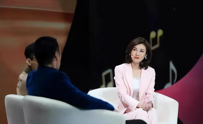 回顾央视一姐李红14岁辍学18岁逃婚从叛逆少女到央视女神