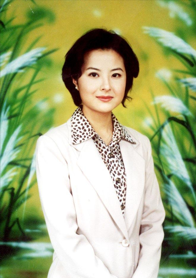 回顾央视著名主持人张泉灵嫁大18岁丈夫红火时辞职现怎样了