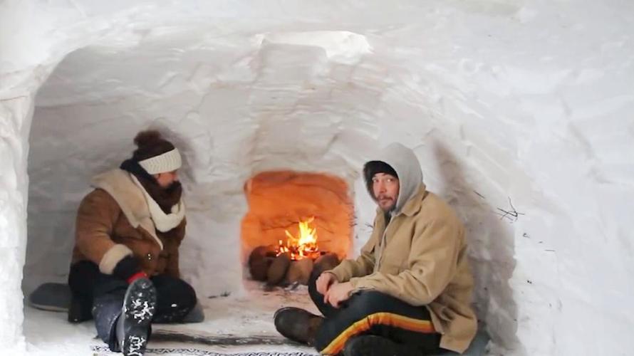 在搭建雪屋之前,会现在地上挖一个大洞,就像是我们所说的地窖一样