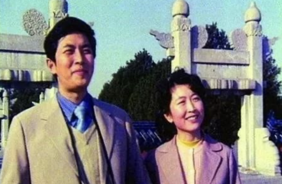 唐国强的妻子叫孙涛,是八一厂的厂医.