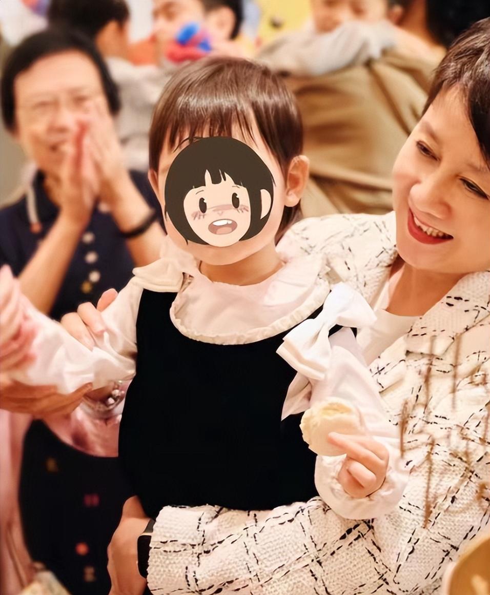 奚梦瑶分享女儿近况一个挎包3万4身价高达百亿长得像奶奶