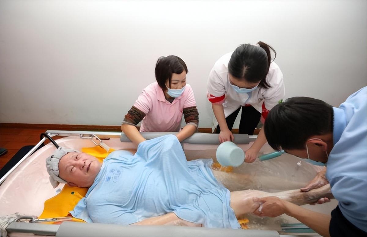 2020年陕西女子专帮老人洗澡单次500元洗的不只身体还有尊严