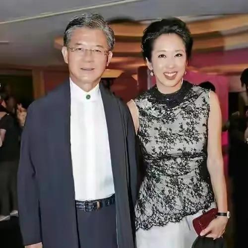 不过罗康瑞深知自己愧对何晶洁,多年来在物质上从没有亏待过她.