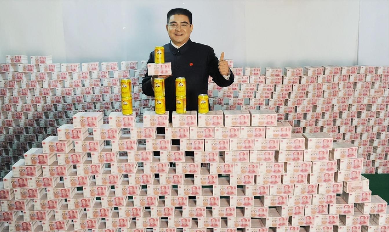 只见其中陈光标站在一面用人民币砌成的墙前,满脸都是得意骄傲的表情