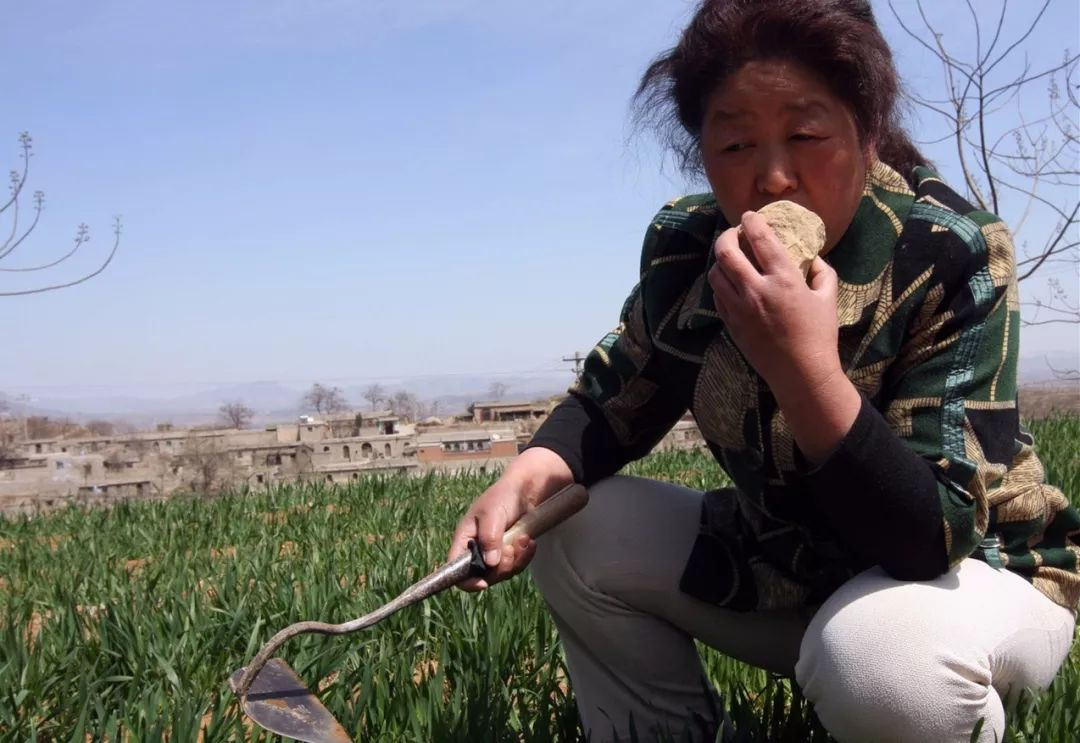 回顾河北妇女吃土当零食54年后家里买两辆汽车时不时回娘家收土