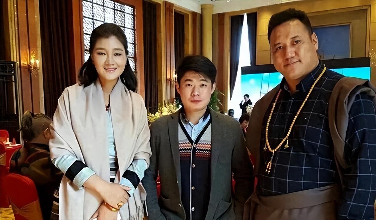 那天,朋友聚会结束后,降央卓玛一眼就被丁珍曲扎帅气的外表吸引.