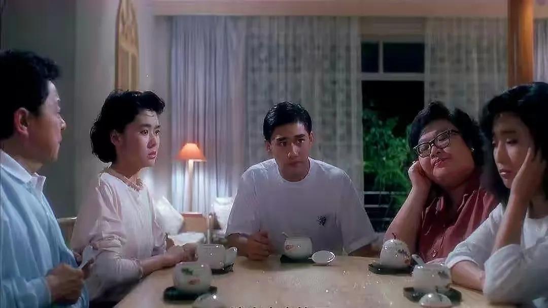 1993年,吕秀菱搭档濮存昕,主演了香港与内地合拍的电影《云南故事》.