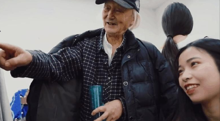 回顾91岁空巢老人与子女决裂选择做裸模一天挣280元自得其乐