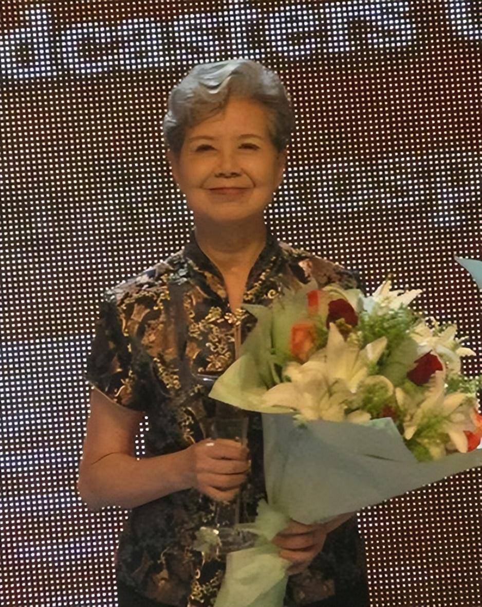 回顾中国首位电视播音员沈力丈夫去世嫁初恋临终前直言愧对儿子