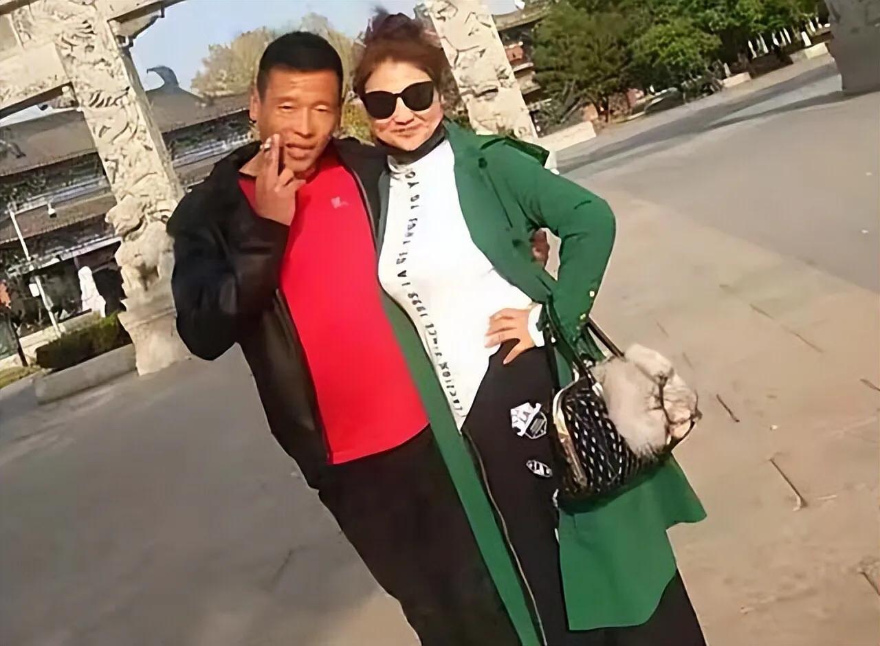 小伙爱上大妈图片