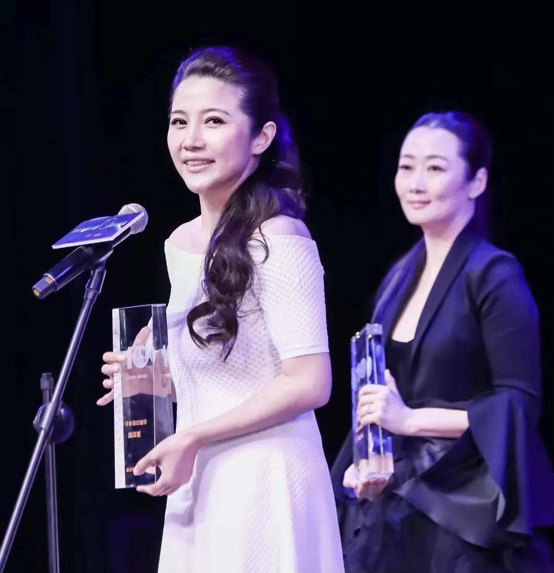 有一次投资方找到颜丙燕,让她给个面子出演一部电视剧,时间也就两三个