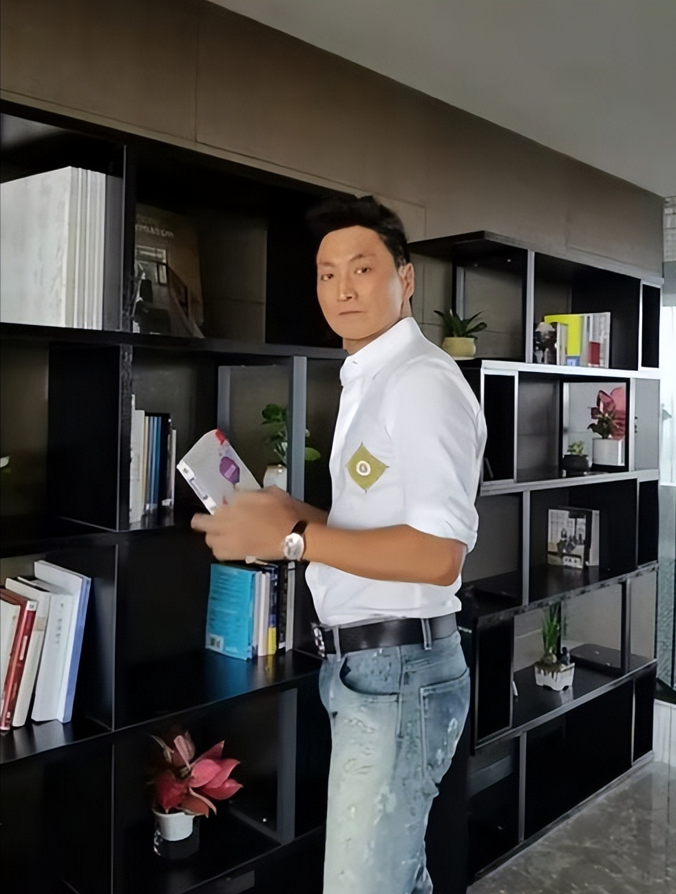 回顾64岁的何家劲:一生只为等待患病的初恋女友,痴情32年至今未婚