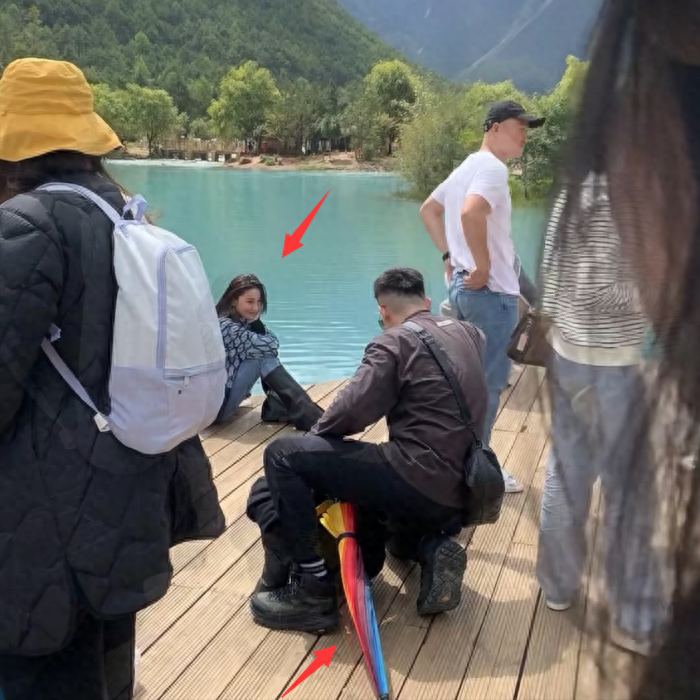 回顾张馨予夫妇恩爱游玩丽江何捷蹲地为老婆拍照女儿留在家