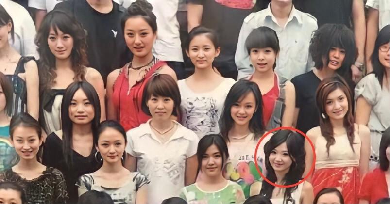 回顾毛晓彤刚出生被父亲抛弃妈妈借钱将她养大今父女关系如何