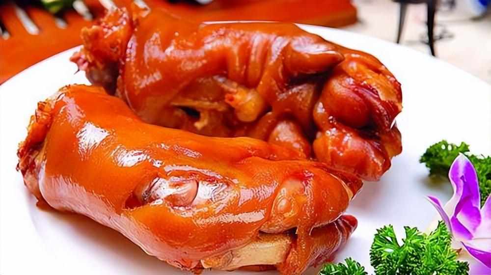 市场上的"冰冻猪蹄"从哪来的?冷藏柜老板说漏嘴,你听完再吃