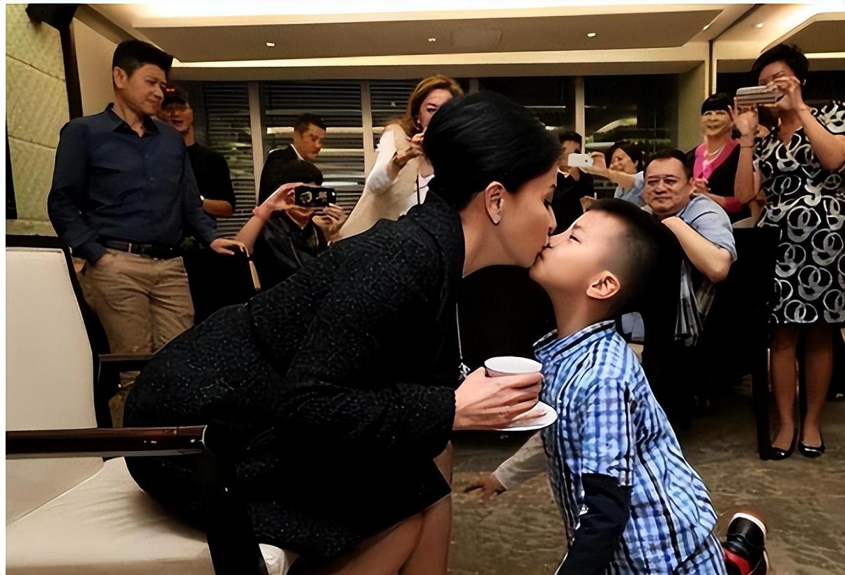 回顾刘嘉玲被绑架的那三个小时里到底经历了什么如今过得怎样
