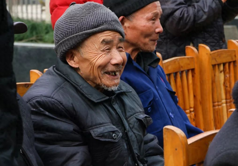 回顾97岁老人离奇返老还童白发转黑长新牙医生检查发现端倪