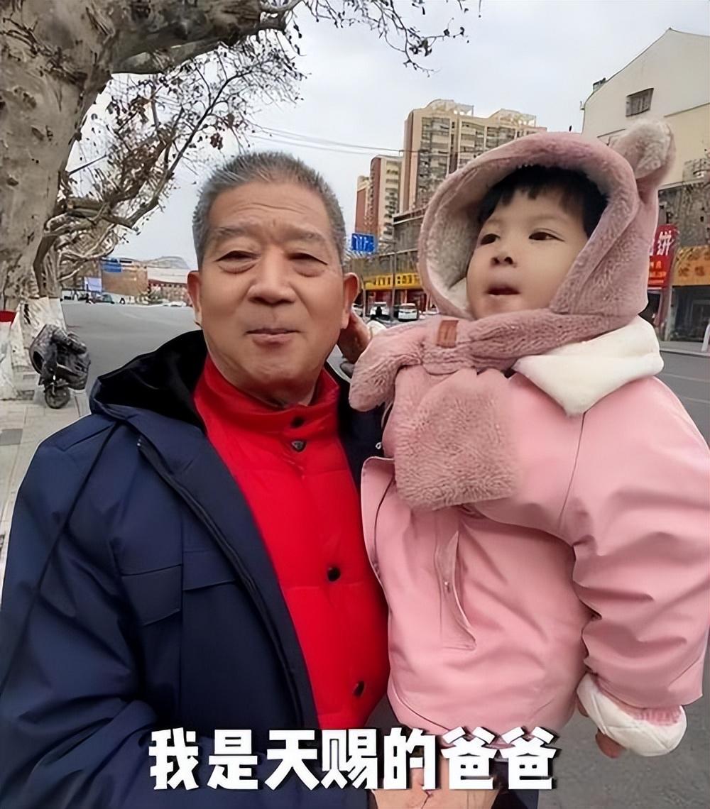 老两口在生了天赐后,还紧跟潮流创建了一个视频账号,分享着一家人的