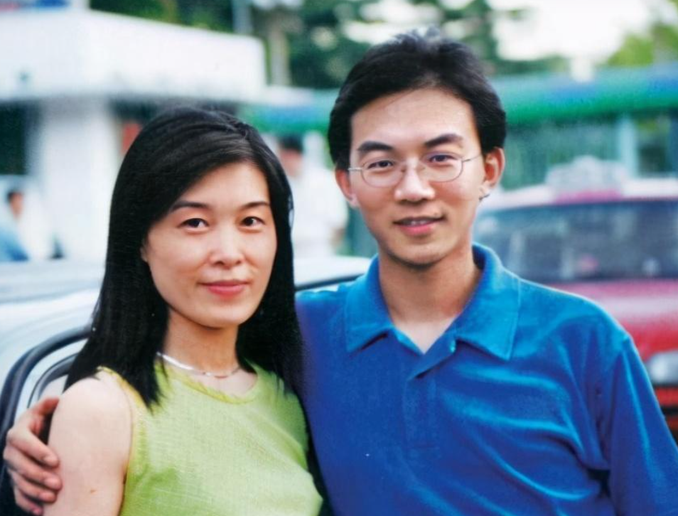 郎永淳的妻子吴萍是他的大学同学,两个人在上学期间就是一对情侣,后来