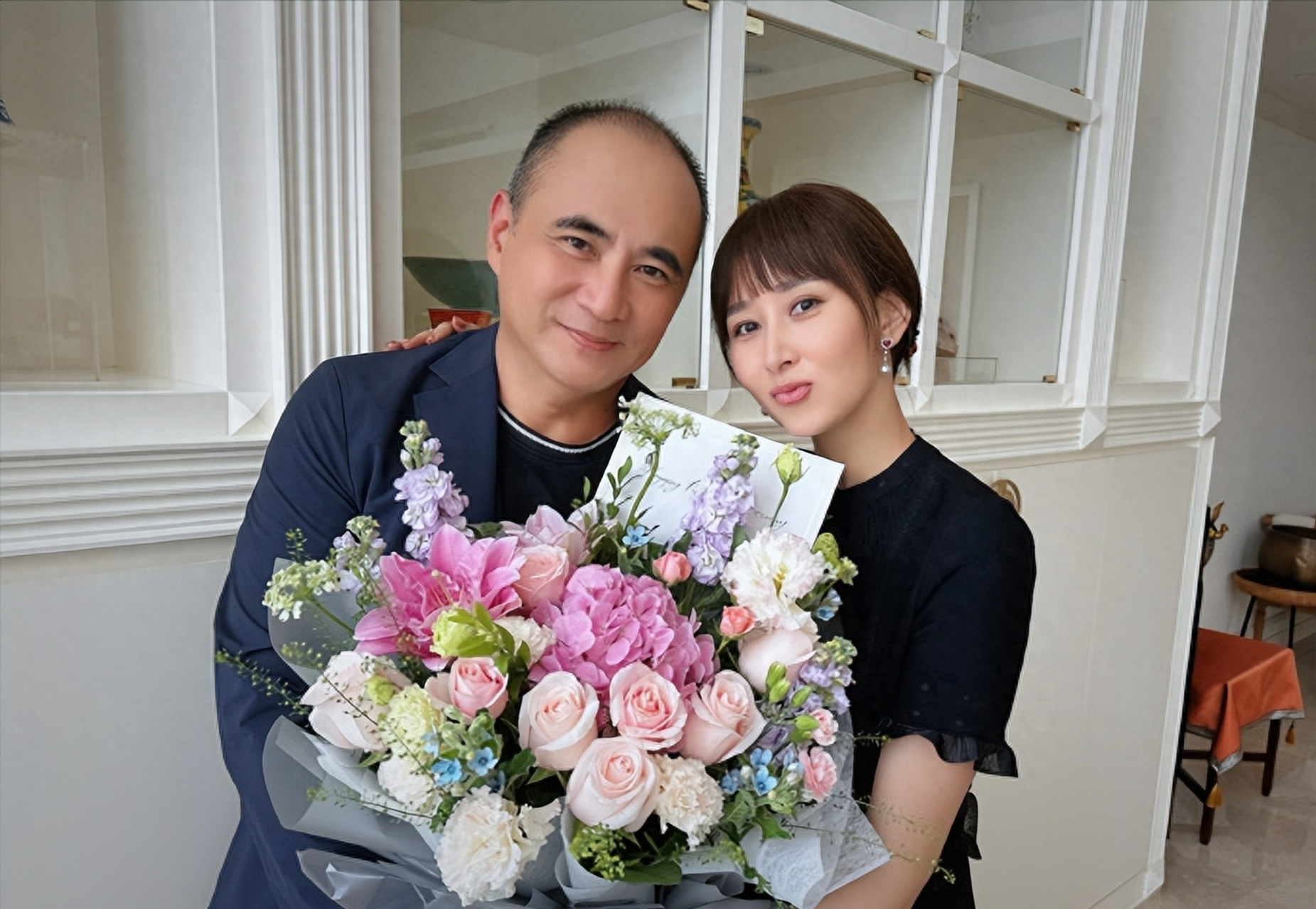 胡静与富豪老公朱兆祥结婚15周年,恩爱如初.