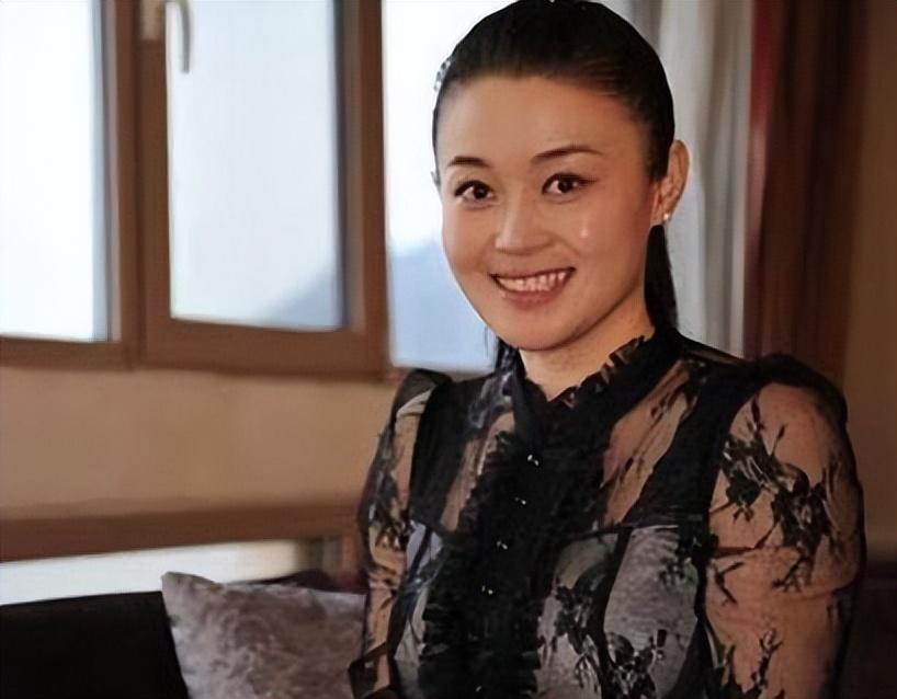 回顾关婷娜21岁跟随赵本山成名背后有艰辛40岁婚恋成难题