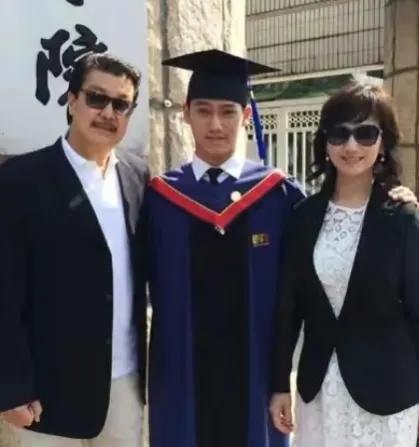 回顾赵雅芝的骄傲三个儿子都是学霸今大儿子44岁二儿子40岁