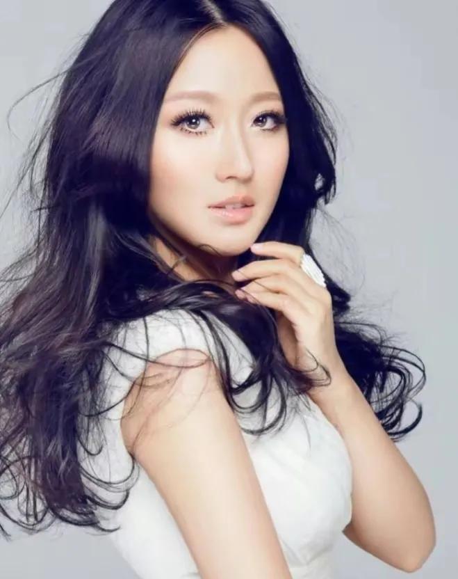 回顾潘长江女儿潘阳拍戏不成嫁10亿富豪婚后带儿子长住娘家