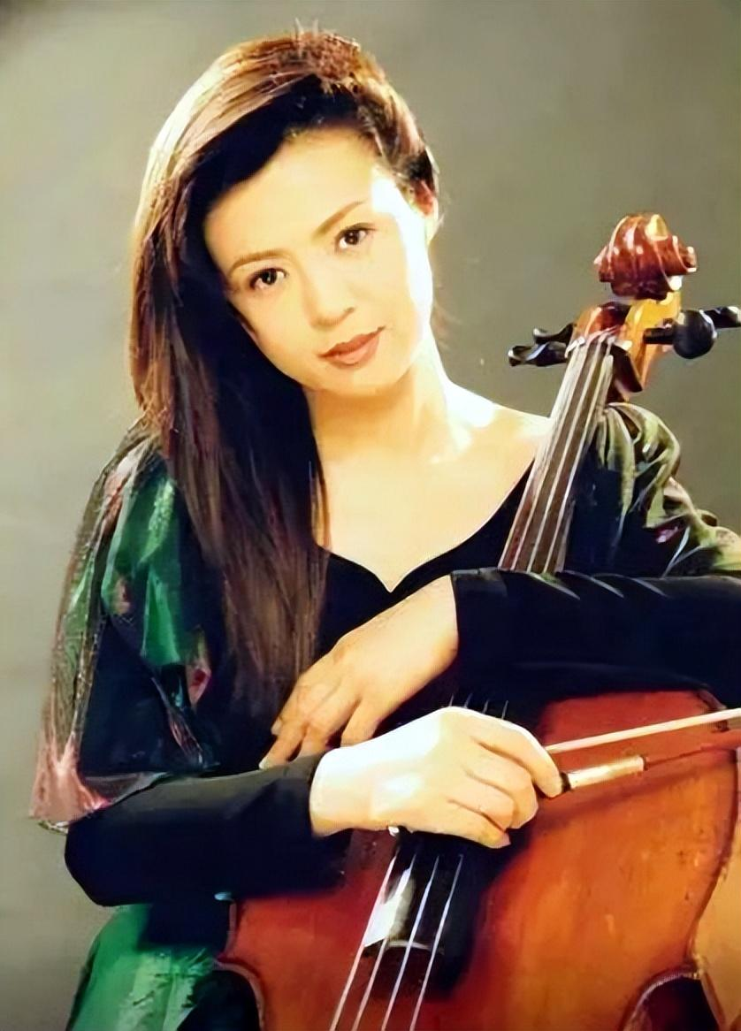 当初王刚在军区文工团期间,就认识了自己第一任妻子杜小娟,两个人郎才