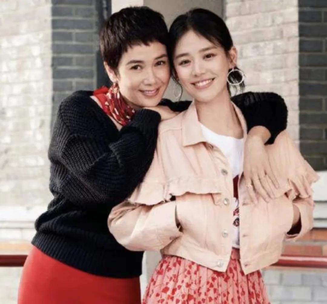 演员蒋雯丽一家三姐妹姐姐比她还美给马思纯12亿当嫁妆