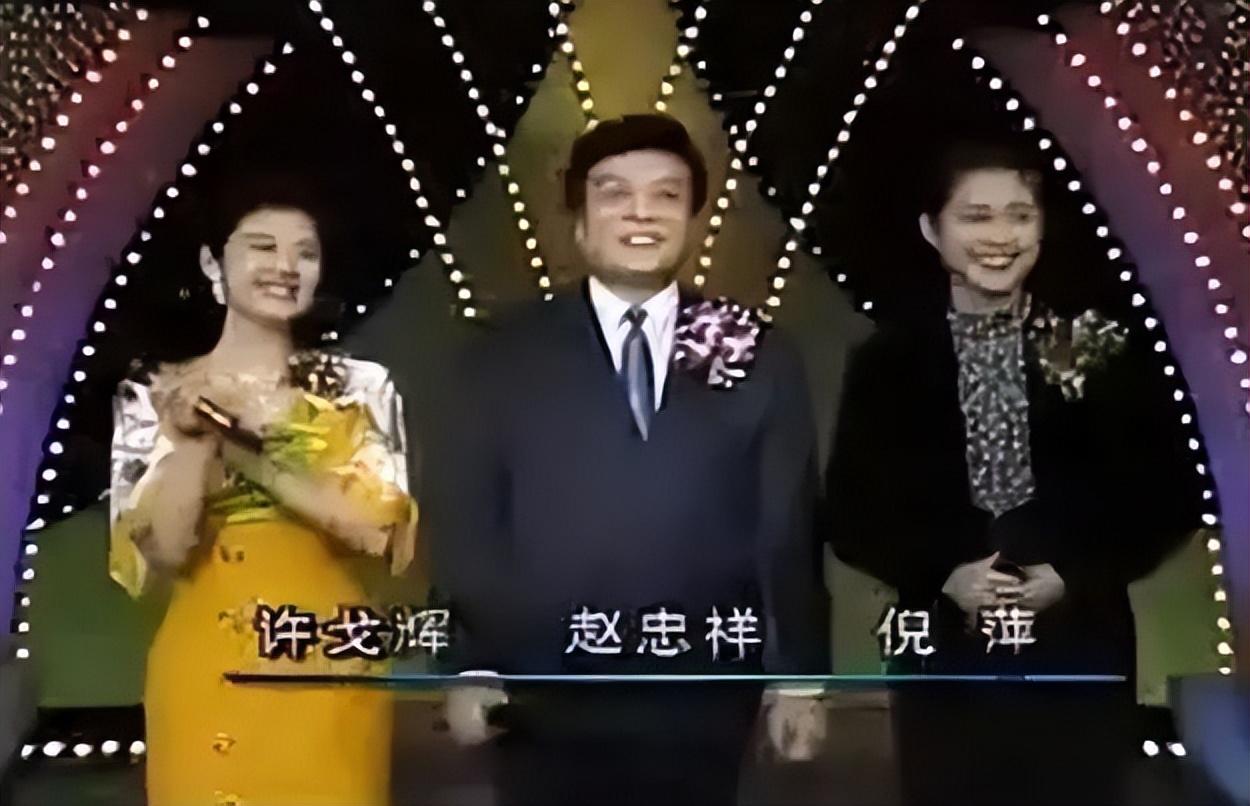 回顾主持人许戈辉事业巅峰离开央视嫁富商后与丈夫前妻如姐妹