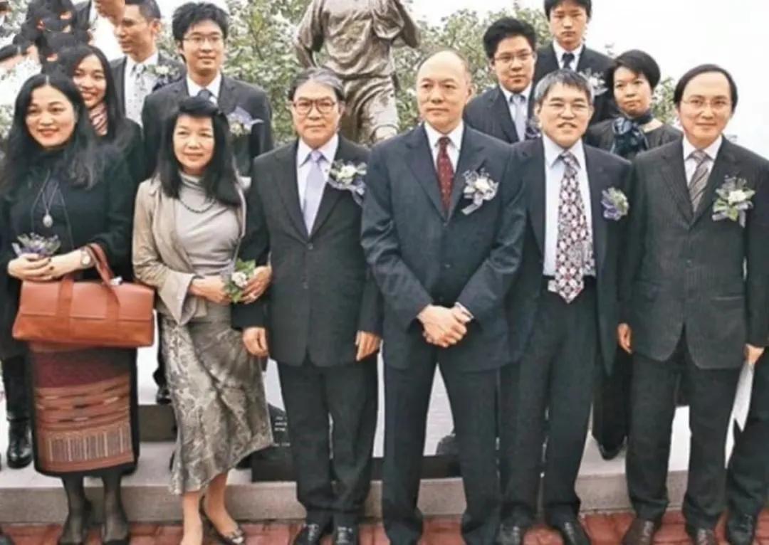 另外,霍震霆的三个儿子除了霍启刚之外其余两个年龄也不小了,至今感情