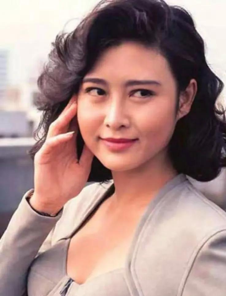 回顾伍卫国痴恋刘晓庆5年分手后难忘旧情年近70依然单身