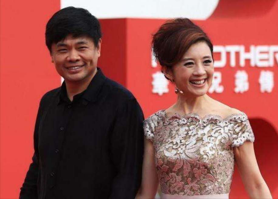 回顾主持人许戈辉事业巅峰离开央视嫁富商后与丈夫前妻如姐妹