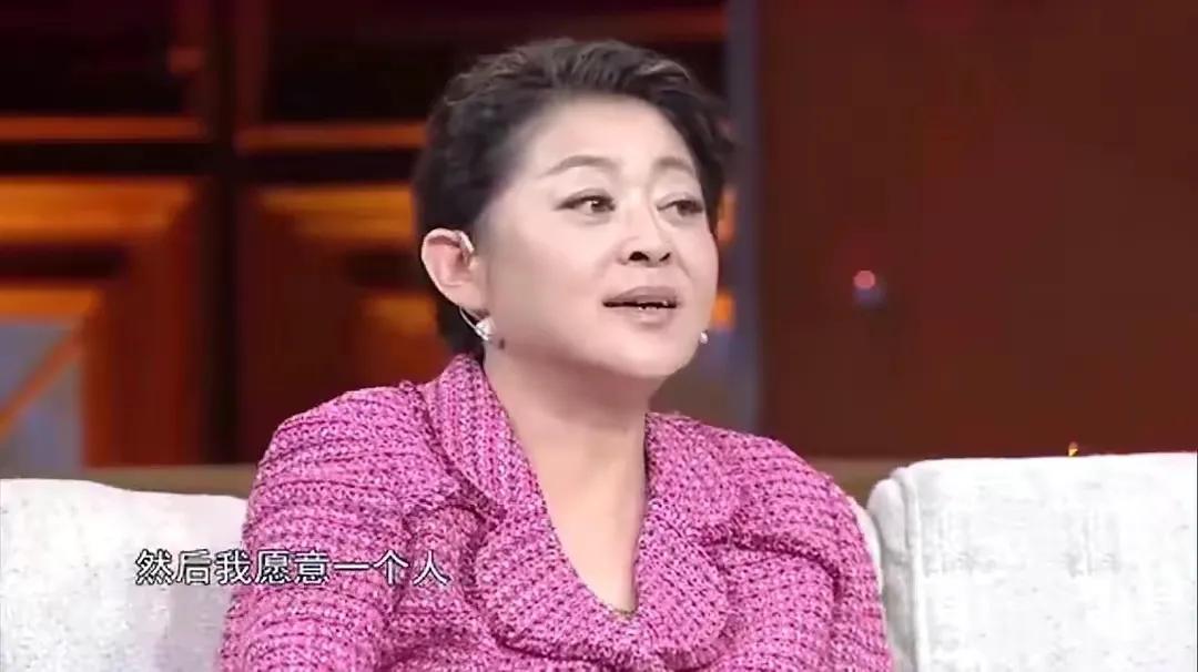 回顾倪萍一生五段感情三次婚姻用十年时间见证母爱的伟大